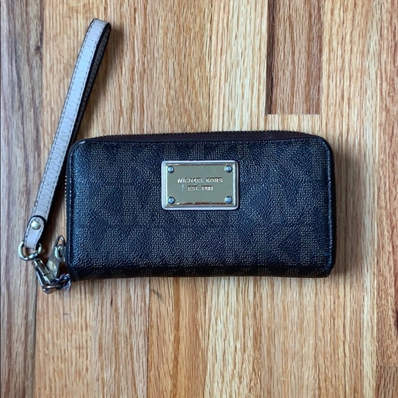 Michael Kors Handbags - Authentic Michael Kors Wristlet